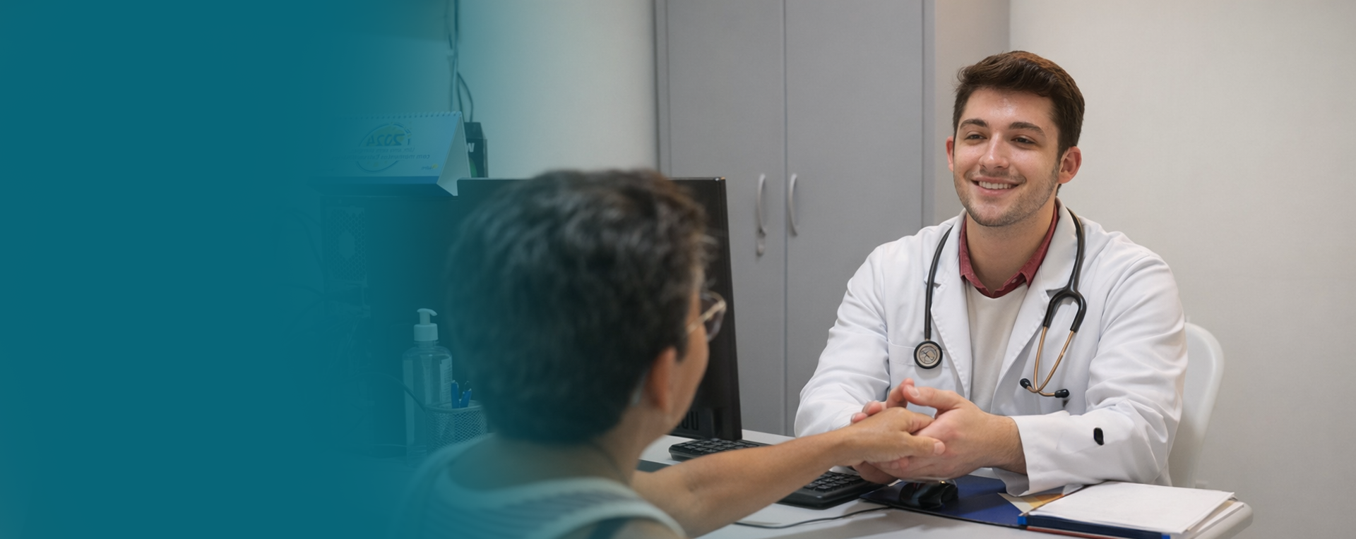 Profissional de saúde atendendo paciente